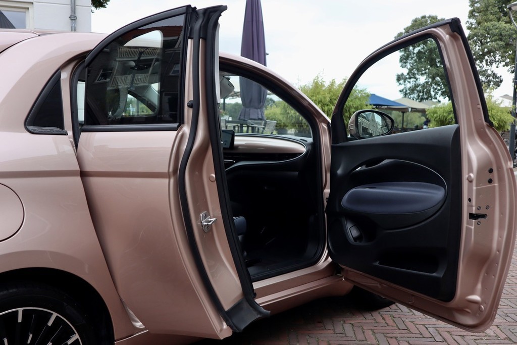 Fiat 500e 3+1 Icon 42 kWh, foto 24